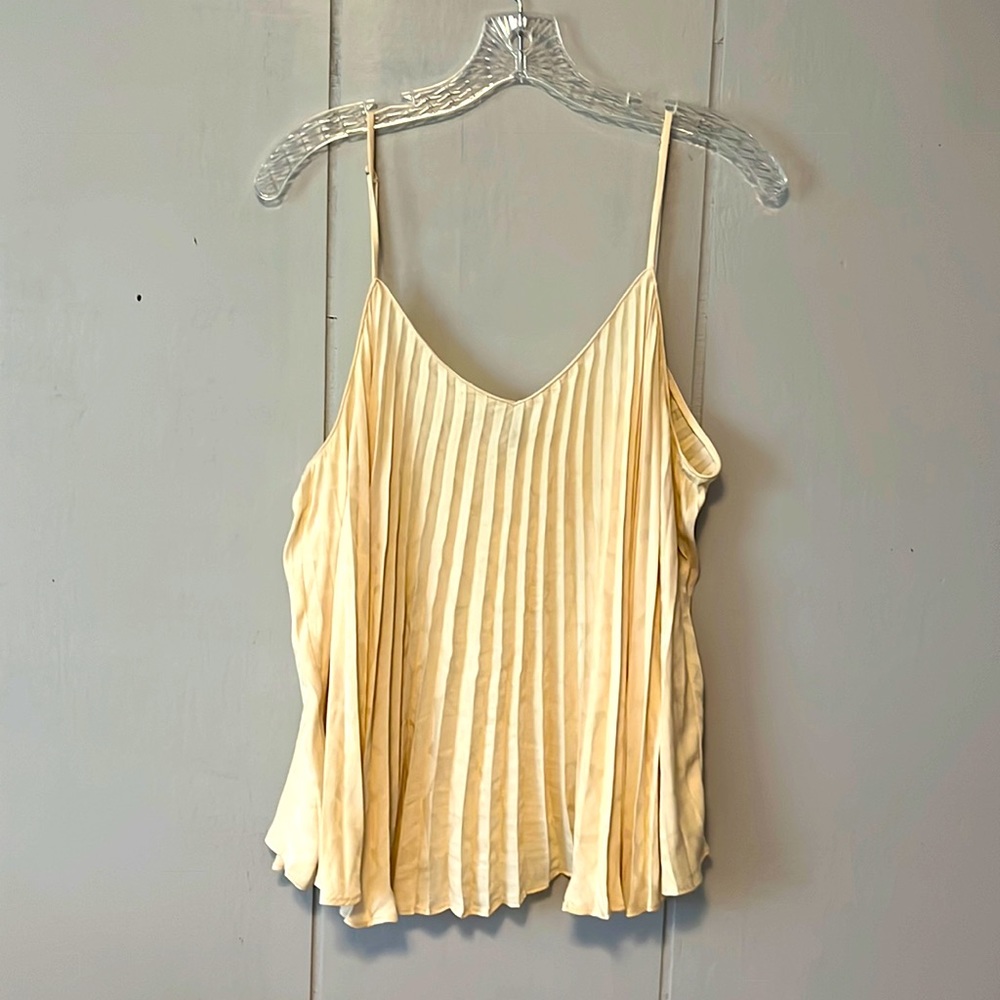 100% polyester. Adjustable straps. Very good condition.